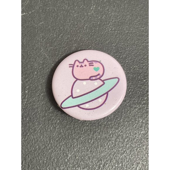 Pusheen Space Cute Cat On Saturn Button Pin With Heart - Picture 1 of 4